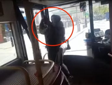 Σε έξαρση η εγκληματικότητα στο Λονδίνο - Επιβάτης τα βάζει με ληστή που κρατάει μαχαίρι (βίντεο)